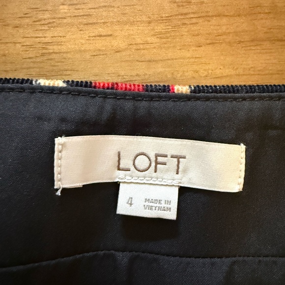 LOFT NWOT Floral Corduroy Mini Skirt Size 4 – Black Red Christmas/Winter Print - Picture 3 of 7